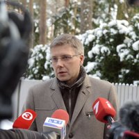 Video: KNAB veic kratīšanu pie Rīgas mēra Ušakova; mērs atkāpties nedomā (plkst. 16.34)