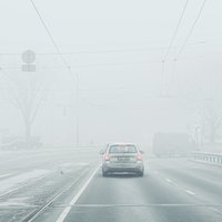 Rīgā turpinās ielu sakopšana pēc kārtējās intensīvās snigšanas