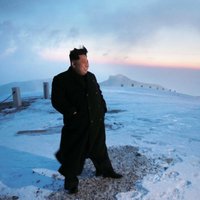 Foto: Ziemeļkorejas līderis uzkāpj valsts augstākajā virsotnē