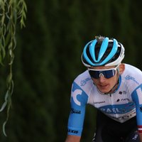 Neilands pēc 'Giro d'Italia' solo brauciena salauzis atslēgas kaulu