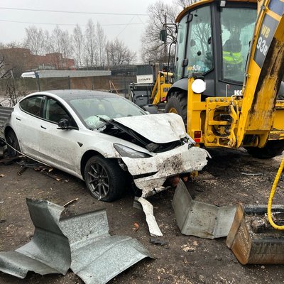 Video: Reibumā izraisīta avārija Rīgā ar koplietošanas 'Tesla' vadītājam izmaksās 100 tūkstošus eiro