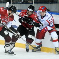 Foto: Latvijas hokeja izlase sīvā cīņā piekāpjas Krievijai