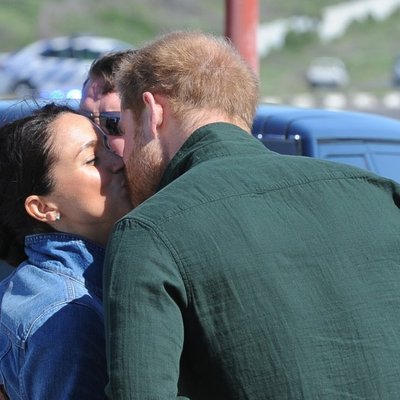 ФОТО: В СМИ попал трогательный поцелуй принца Гарри и Меган Маркл