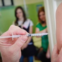 Covid-19: Ceturtdien notur tempu, vakcinējot vairāk nekā 5000 cilvēku
