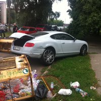 АВАРИЯ: Купе Bentley с эстонскими номерами раскидало латвийские мусорники