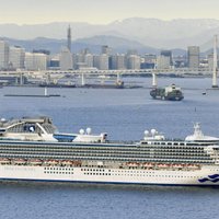 В Японии круизный лайнер помещен на карантин из-за коронавируса