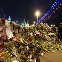 Putina atbalstītāji apgānījuši Ņemcova slepkavības vietu