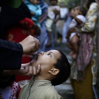 Uzbrukumos vakcinētājiem pret poliomielītu Pakistānā deviņi nogalināti