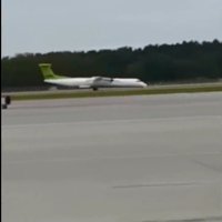 Video: 'airBaltic' lidmašīnas ārkārtas nosēšanās un pasažieru evakuācija