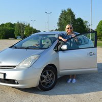 Latvijā pirmā 'Toyota Prius' hibrīda auto īpašniece ar to brauc jau 14 gadus