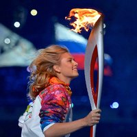 Šarapova Soču olimpiādes atklāšanā gandrīz nosvilinājusi sev matus