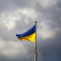 Par Ukrainas karoga zādzību un automašīnas bojāšanu Daugavpilī aizturēti vairāki vīrieši