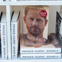 Prinča Harija skandalozo grāmatu Krievijā izdos savdabīgā formātā