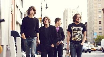 Arctic Monkeys продолжают покорять музыкальные премии