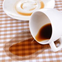 Skāde ar kafijas traipiem – kā tos veiksmīgi izmazgāt