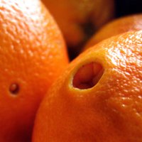 Video pamācība: Kā nomizot apelsīnu