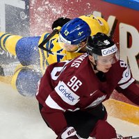 Rihards Bukarts debitē ar 'golu'; Latvijas hokejistu neveiksmes uzbrukumā turpinās
