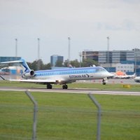 Tallinas lidostā lidmašīna ar bojātu šasiju veic avārijas piezemēšanos; cietušo nav (plkst. 21.33)