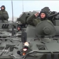 Video: Kara tehnika izmēģina parādes braucienu Rostovas apgabalā