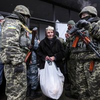 Debaļcevē turpinās iedzīvotāju evakuācija; bēgļi stāsta par piedzīvotajām šausmām