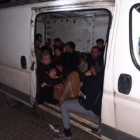 ФОТО. Германия: в фургоне из Латвии нашли 24 нелегалов из Ирана и Ирака