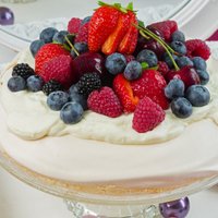 Torte 'Pavlova' ar maskarpones un balzama liķiera 'Šarlote' krēmu