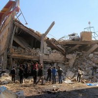 Sīrijā uzlidojumos slimnīcām un skolām nogalināti vairāki desmiti cilvēku