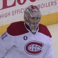 Video: 'Canadiens' vārtsargs pēc paviršas piespēles atmuguriski atvaira metienu