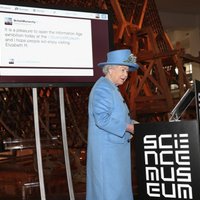 Foto: Karaliene Elizabete publicē savu pirmo 'tvītu'