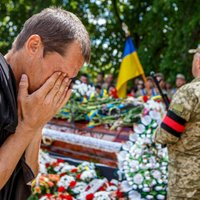 Kopš Krievijas iebrukuma sākuma krituši līdz 13 000 Ukrainas karavīru
