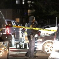 Bruņots vīrietis Čikāgas piepilsētā nošauj piecus cilvēkus, līdz viņu nogalina policija