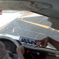 Video: Arābs pie 190 km/h sagāž auto uz diviem riteņiem