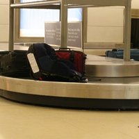 Lidosta 'Rīga' nevēršas policijā pret pasažieru bagāžas apzadzējiem, ziņo raidījums