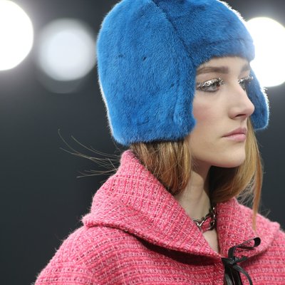 Парижская неделя моды: меховые шапочки и глобус от Chanel