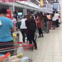 Video: Cilvēku pūļi paniski izpērk Kataras lielveikalus