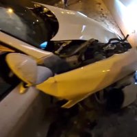 Video: Rīgas centrā 'Porsche' izraisa avāriju, bet tā vadītājs aizbēg