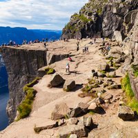 Bīstamākā klints Norvēģijā, kas ik gadu piesaista 300 tūkstošus ceļotāju