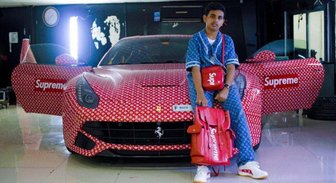 Video: 15 gadīgs Dubaijas puika savu 'Ferrari' aplīmējis ar 'Louis Vuitton' plēvi
