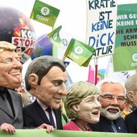 Foto: Hamburgā ielās un ūdenī tūkstoši protestē pret gaidāmo G20 samitu