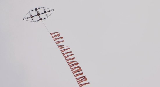 Video: Latvijā izgudrotais drons paceļ gaisā 100 Latvijas karogus
