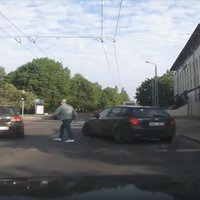 Video: Šoferis draud mācību auto vadītājam (papildināts ar abu iesaistīto autovadītāju komentāriem)