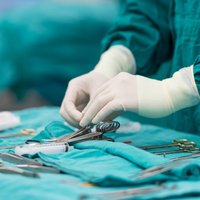 Stradiņa slimnīcā veikta sarežģīta operācija pacientam ar sirdī ieaugušu nieru audzēju