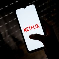 'Netflix' nāksies sadarboties ar nozari, ar kuru tas cīnījies gadiem ilgi