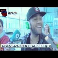 Video: 'Barcelona' aizsargs Alvešs nevēlas runāt ar presi, tā vietā nodziedot dziesmu