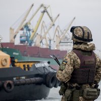 Krievija sākusi laist Ukrainas kuģus uz Mariupoli, ziņo ministrs