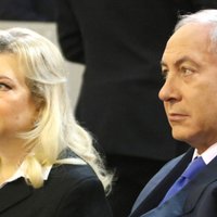 ВИДЕО: жена Нетаньяху устроила скандал в самолете и бросила на землю хлеб и соль