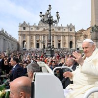 Папа римский в пасхальной мессе осудил "ледяные ветры войны"
