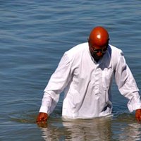 Gabonā mācītājs noslīcis, kā Jēzus staigājot pa ūdeni