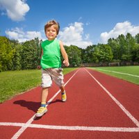 Pediatre skaidro, no kāda vecuma bērnu var sūtīt uz sporta treniņiem