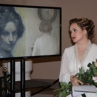 Foto: Operas zvaigzne Evija Martinsone uzstājas Rozentāla izstādē